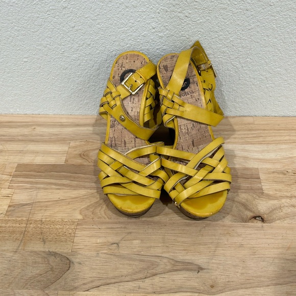 Guess Yellow Platform Sandals SZ 6M - Picture 2 of 7